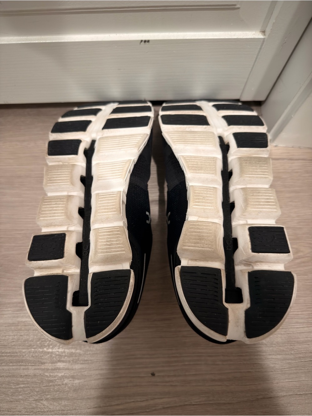 On Cloud 5 Men’s Black and White Size 9 - Picture 2 of 4